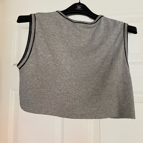 Cropped ribbed grey tank with black accents - Picture 2 of 4